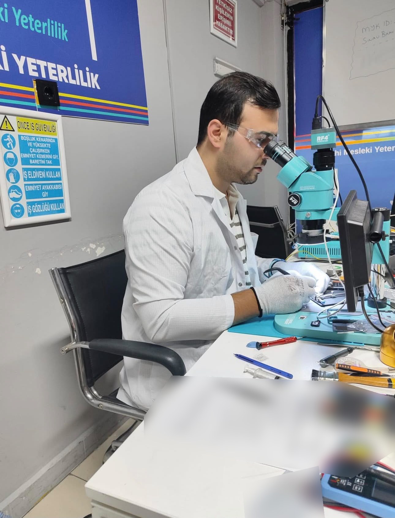 Ahi Belgelendirme Sefaköy Sınav Merkezi – cep telefonu tamir MYK uygulama sınavı, mikroskop altında onarım