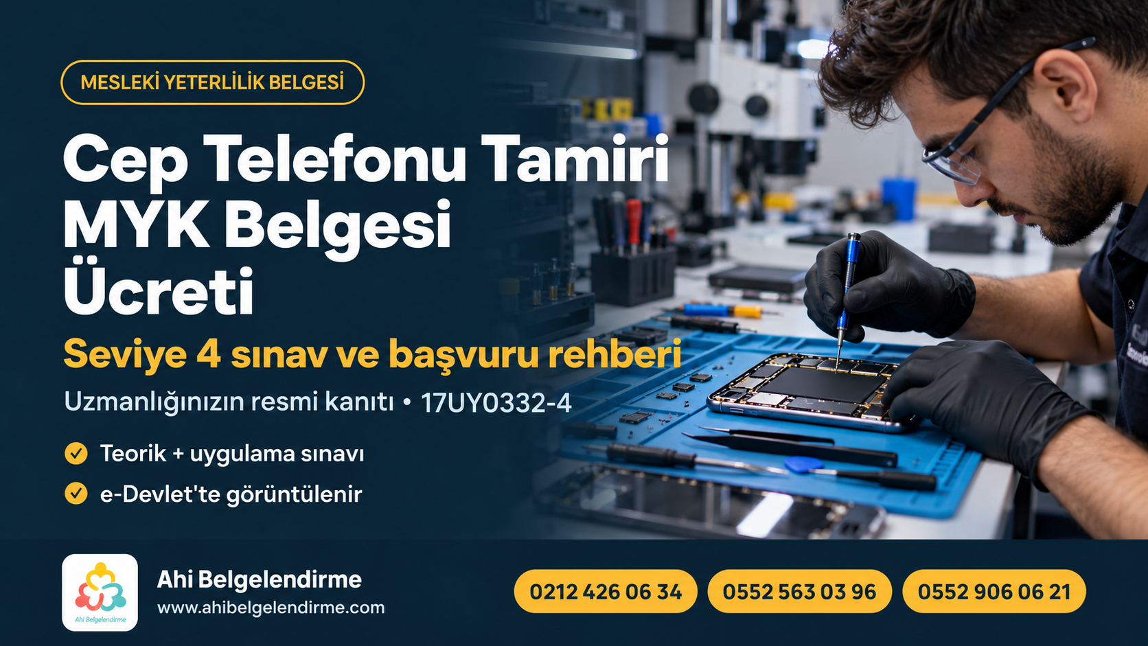 Antistatik tamir masasında telefon anakartı onaran teknisyen; büyüteç ve tamir ekipmanları görünür.