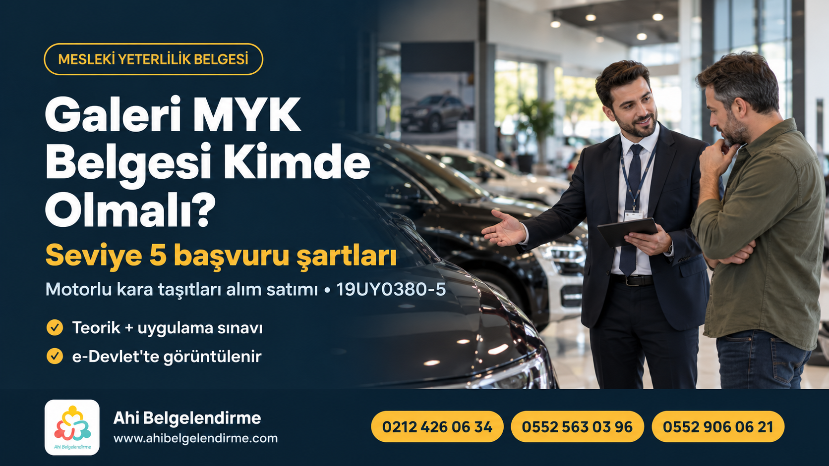 İkinci el otomobil galerisinde araç önünde müşteriyle görüşen satış sorumlusu; çok sayıda otomobil görünür.