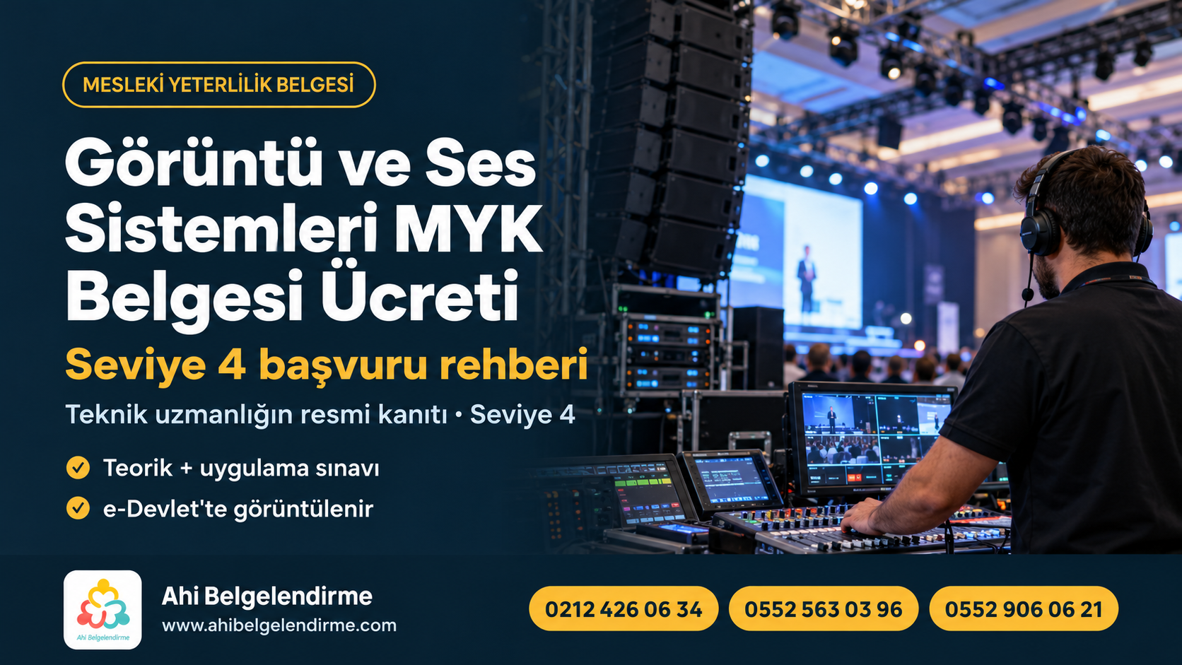 Konferans salonunda kamera, ses mikseri ve hoparlör sistemini kuran profesyonel teknik personel.