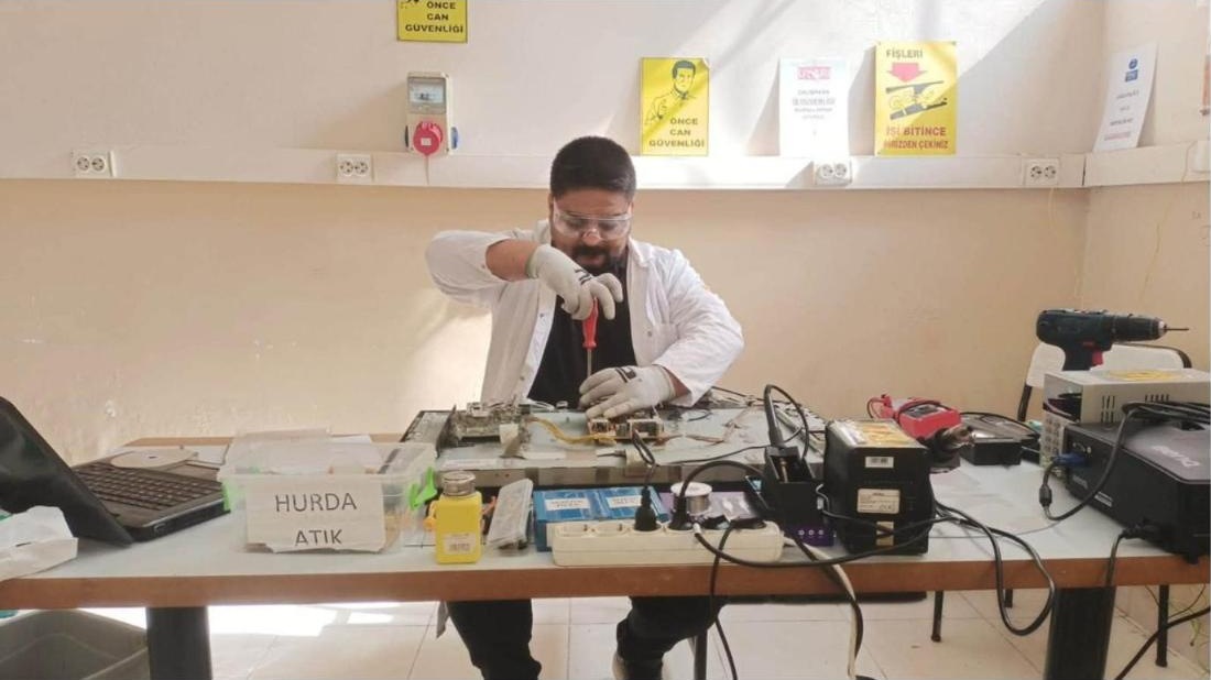 Görüntü ve ses sistemleri MYK uygulama sınavı: iş güvenliği ekipmanlarıyla televizyon anakart onarımı – Ahi Belgelendirme