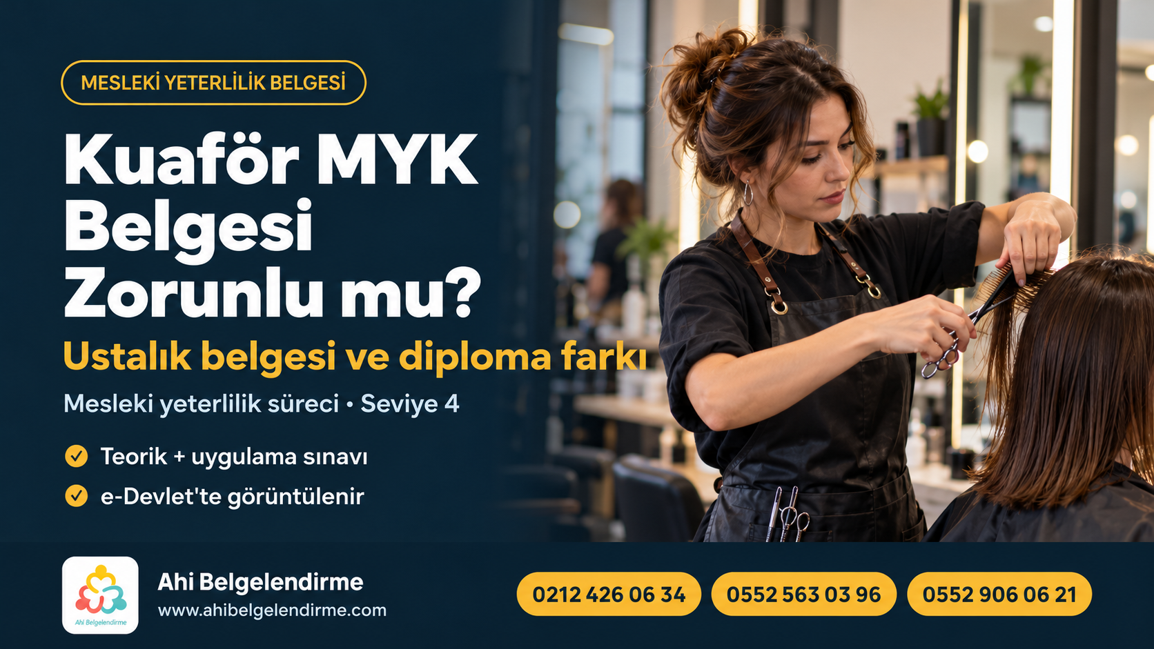 Modern kuaför salonunda müşterisinin saçını kesen profesyonel kuaför; makas, tarak ve salon aynaları görünür.
