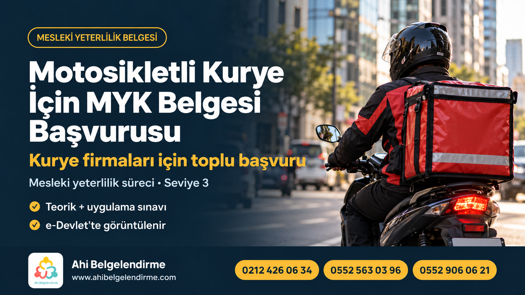Teslimat motorlarının yanında kasklı kurye ekibi; şirket sorumlusu çalışanlarla görüşüyor.