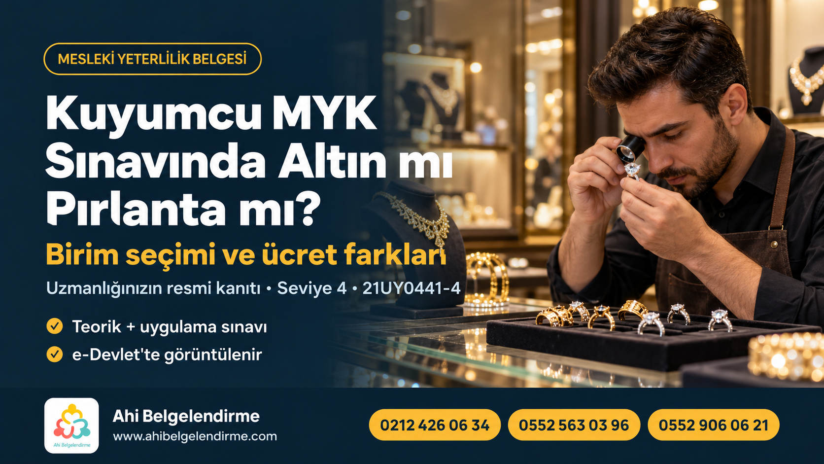Kuyumcu mağazasında altın takıları inceleyen satış sorumlusu ve vitrinde pırlanta yüzük.