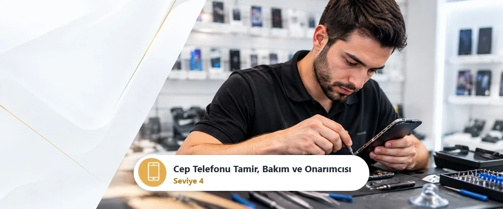 Cep telefonu anakartını onaran teknisyen