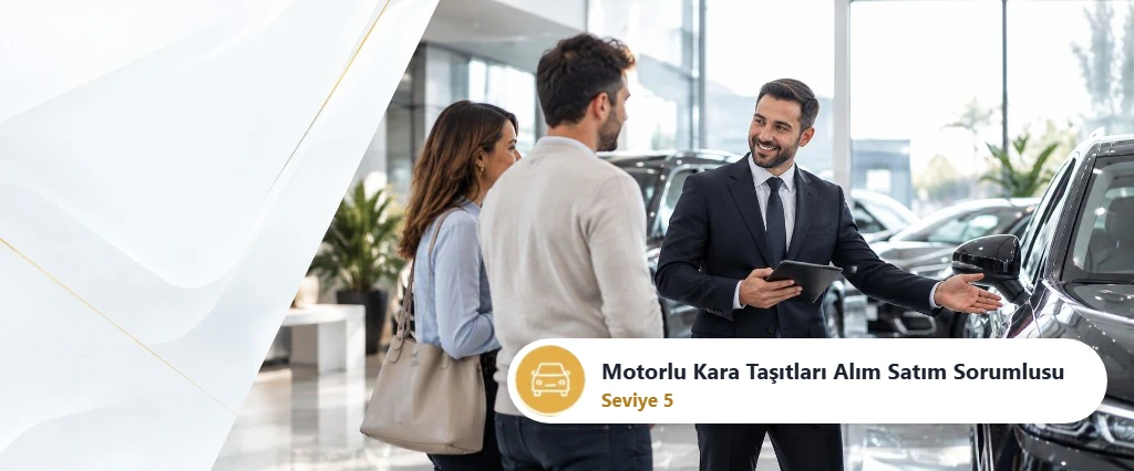 Showroomda müşterilerine otomobil tanıtan galeri danışmanı