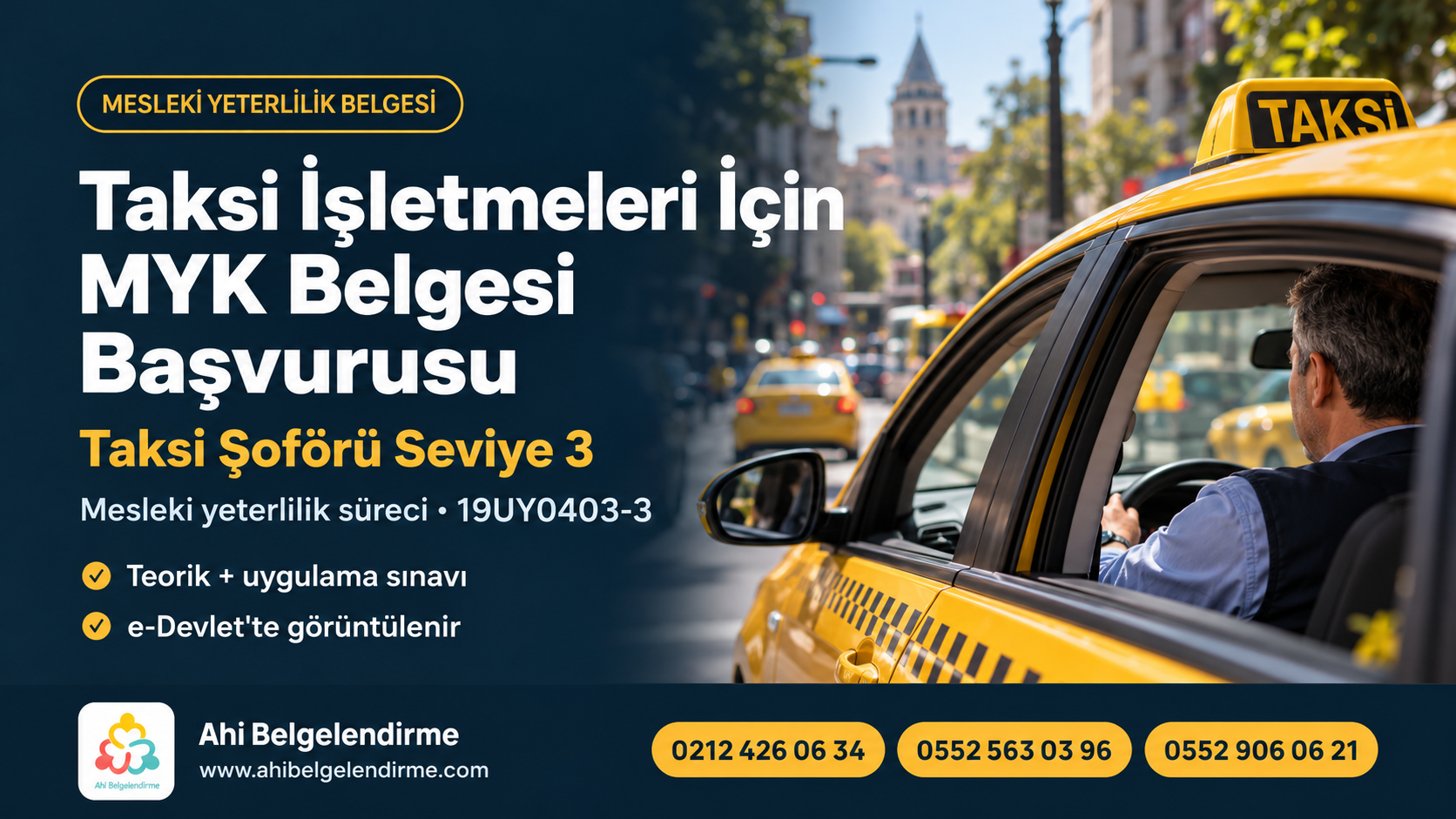 Türkiye’de sarı taksi aracının yanında şoför ve taksi durağı yöneticisi.